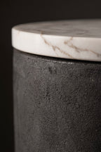 Detail mramoru na černém betonu